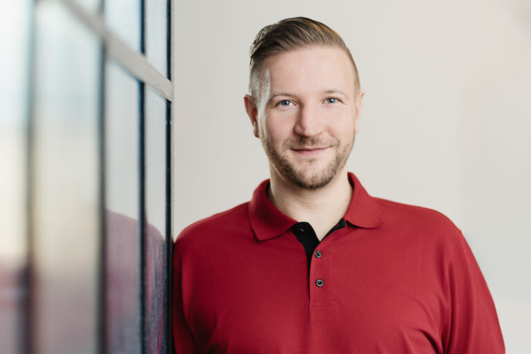 Bindungs- und Emotionscoach Benjamin Schwend Poloshirt stehend